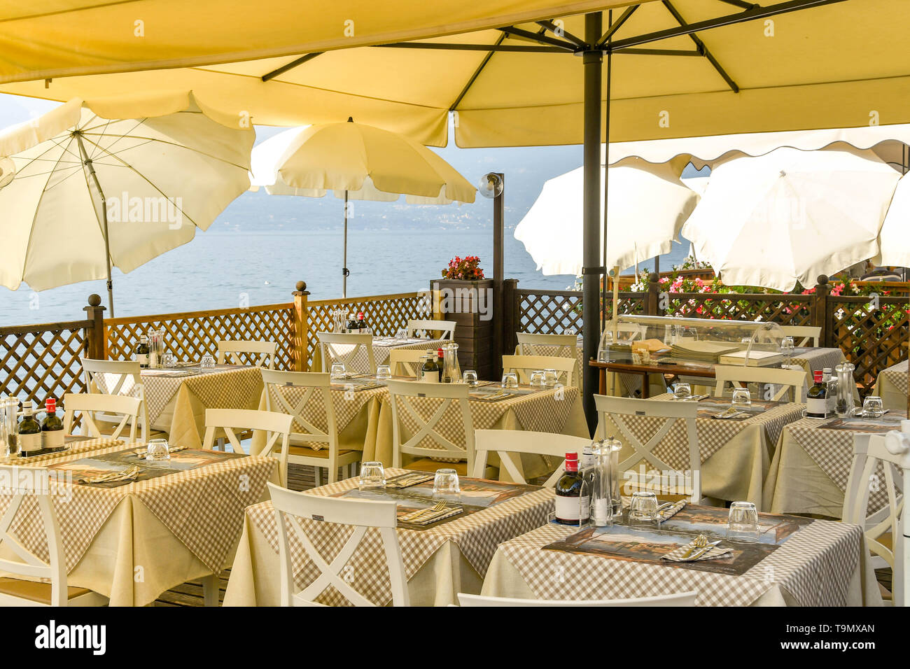TORRI DEL BENACO, Lac de Garde, ITALIE - Septembre 2018 : salle à manger extérieure avec des tables disposées sous un auvent dans un restaurant sur le lac de Garde Banque D'Images