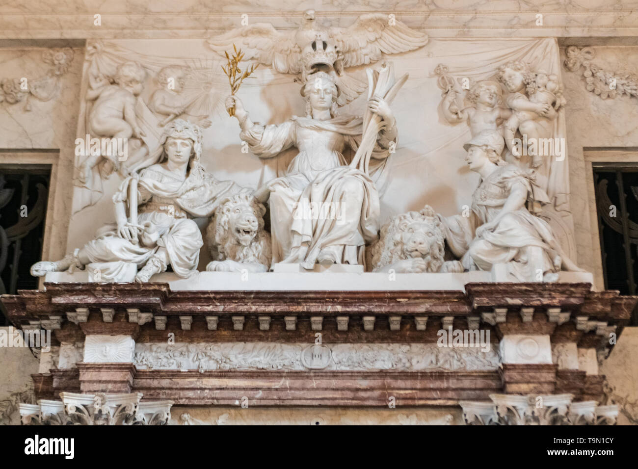 En relief sculpture / Palais Royal d'Amsterdam sur la place du Dam - intérieur de Palais Royal - Dutch Palace - Palais à Amsterdam Pays-Bas Banque D'Images