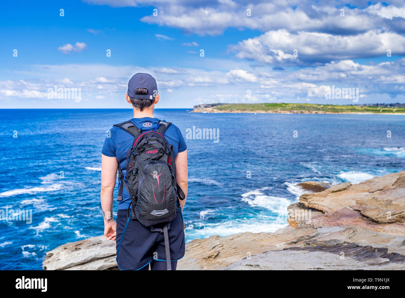 Un female hiker le long de la plage de Maroubra à Coogee Beach à pied à Sydney, Australie Banque D'Images