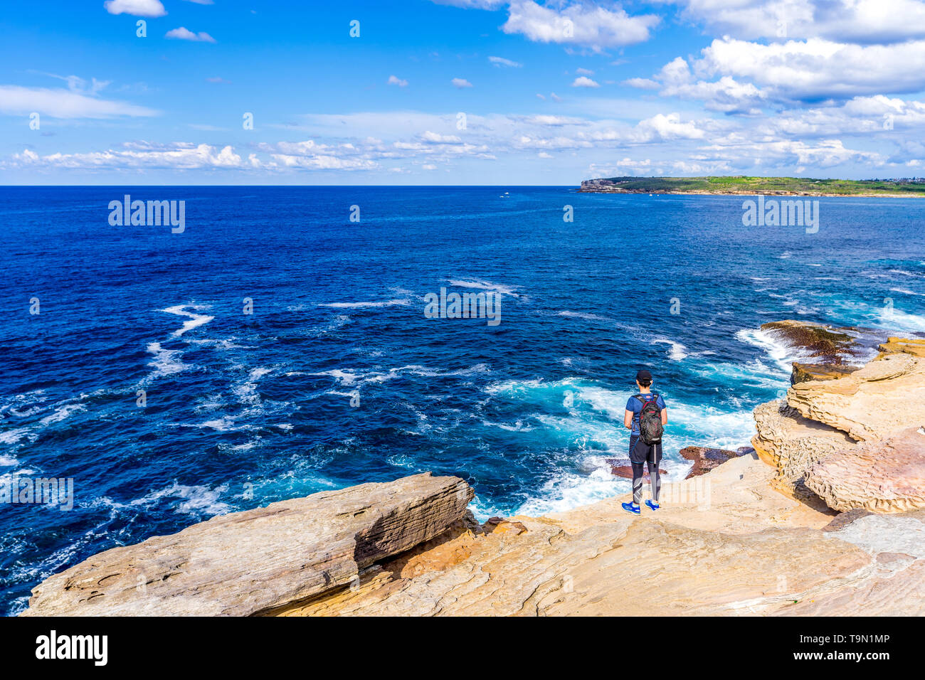 Un female hiker le long de la plage de Maroubra à Coogee Beach à pied à Sydney, Australie Banque D'Images