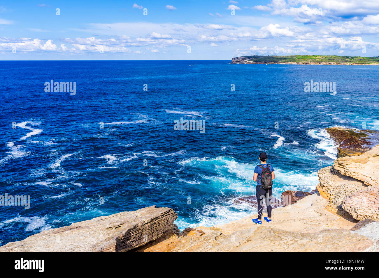 Un female hiker le long de la plage de Maroubra à Coogee Beach à pied à Sydney, Australie Banque D'Images