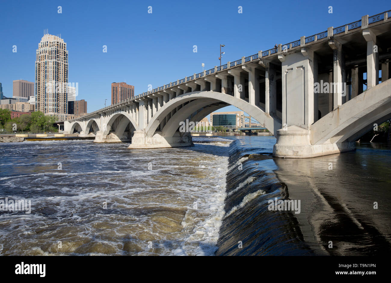 Détail de la troisième Avenue et pont enjambant la rivière Mississippi dans le centre-ville de Minneapolis, Minnesota. Le pont a été conçu par Frederick W. Cappelen Banque D'Images