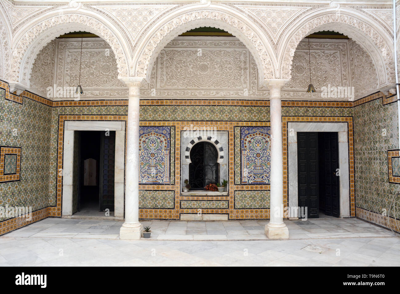 Des motifs architecturaux islamiques et pose de carreaux dans la cour centrale d'un 17e siècle accueil traditionnel dans la médina (vieille ville) de Tunis, Tunisie. Banque D'Images