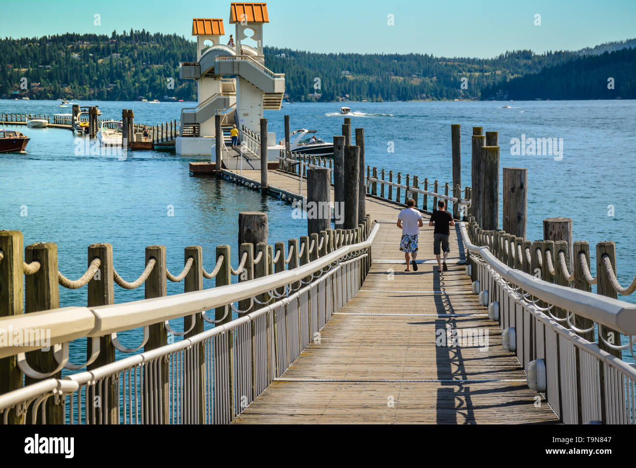 Les gens qui marchent sur trottoir flottant autour de la Marina pour le coeur d'Alene Resort sur le lac en coeur d'Alene, ID Banque D'Images