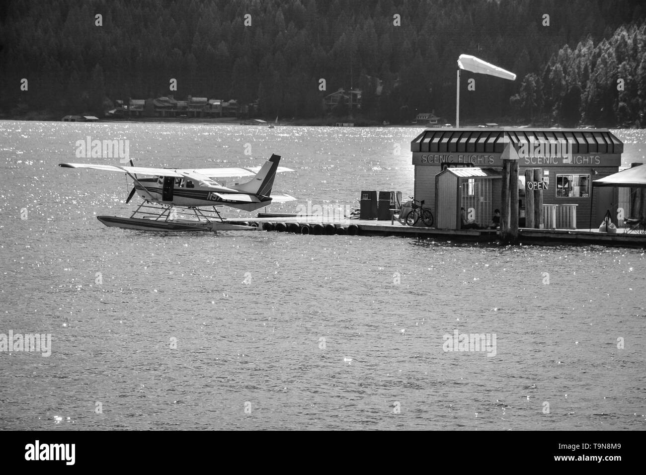 Un hydravion amarré, visites clients attend pour un vol panoramique au-dessus du lac de Coeur d'Alene, près du trottoir flottant autour de la marina Resort Banque D'Images