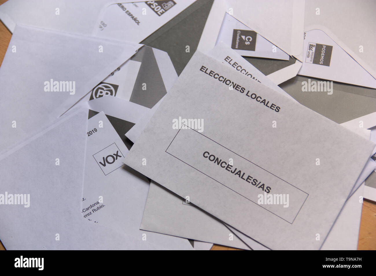Mai 2019. L'Espagne. Un grand nombre d'enveloppes d'exercer le vote avec bulletins de vote des différentes formations qui sont présentés à l'élection des conseils locaux en S Banque D'Images