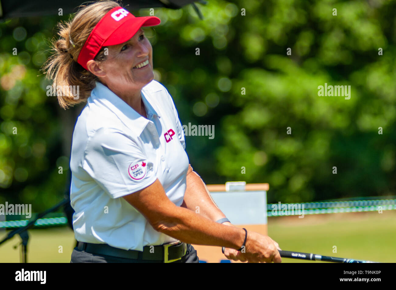 Southern Pines, North Carolina, USA. 19 mai, 2019. 19 mai 2019 - Southern Pines, North Carolina, États-Unis - Lorie Kane du Canada joue son coup de feu de la première pièce en t au cours de la ronde finale de l'USGA 2e U.S. Senior Women's Open Championship à Pine Needles Lodge & Golf Club, le 19 mai 2019 à Southern Pines, Caroline du Nord. C'est le sixième championnat d'USGA à aiguilles de pins datant de 1989. Credit : Timothy L. Hale/ZUMA/Alamy Fil Live News Banque D'Images