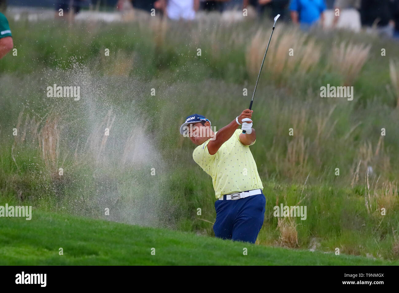 Farmingdale, New York, USA. 19 mai, 2019. Hideki Matsuyama du Japon hits out du bunker au 18e trou lors du championnat PGA 2019 au Bethpage Black Crédit : Action Plus Sport/Alamy Live News Banque D'Images