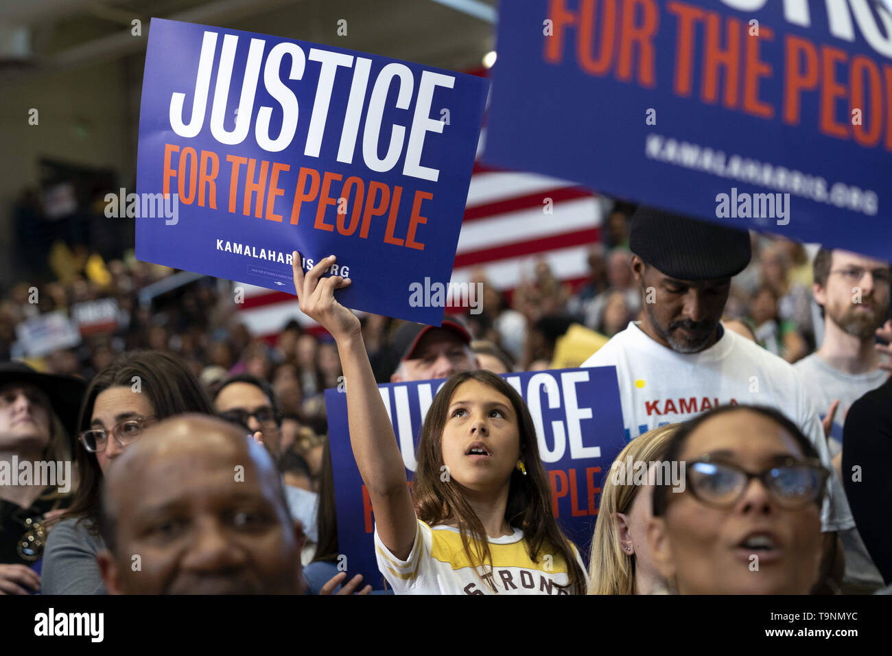 Los Angeles, CA, USA. Mar 23, 2019. Les partisans du candidat présidentiel démocratique Sénateur américain Kamala Harris vu tenant des pancartes lors d'un rassemblement électoral à Los Angeles. C'était la première campagne Harris rassemblement à Los Angeles depuis qu'elle a annoncé sa candidature à la présidence des États-Unis. Le candidat a parlé de la nécessité de lutter contre la violence armée, d'augmenter la rémunération des enseignants et d'offrir un allégement fiscal de la classe moyenne. Ronen Crédit : Tivony SOPA/Images/ZUMA/Alamy Fil Live News Banque D'Images