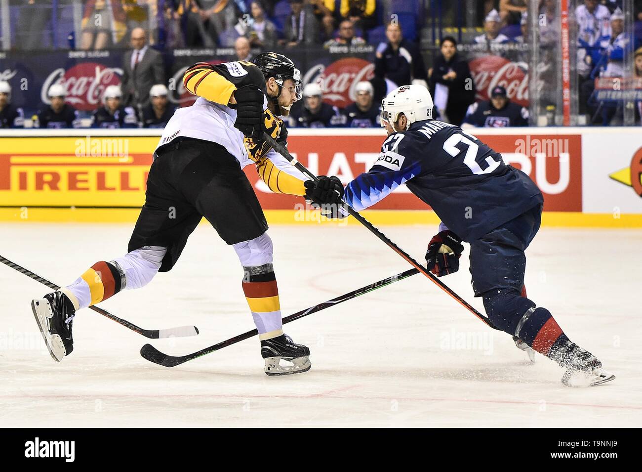 Kosice. 19 mai, 2019. Alec Martinez (R) des États-Unis s'attaque Leon Draisaitl de l'Allemagne au cours de la 2019 Championnat du monde de hockey 2009 Slovaquie groupe un match entre l'Allemagne et les États-Unis à Steel Arena le 19 mai 2019 à Kosice, Slovaquie. Les États-Unis ont gagné 3-1. Credit : Lukasz Laskowski/Xinhua/Alamy Live News Banque D'Images