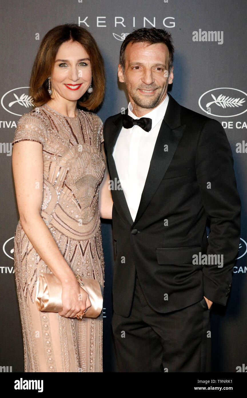 Elsa Zylberstein et Mathieu Kassovitz au Festival du Film de Cannes et Kering Dîner officiel au cours de la 72e édition du Festival de Cannes à la place de la Castre le 19 mai 2019 à Cannes, France Banque D'Images