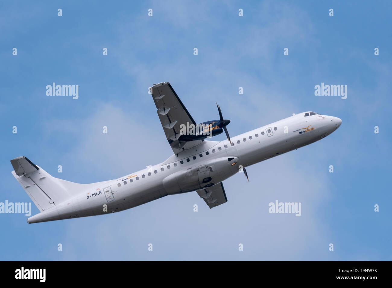 La dernière compagnie aérienne à commencer des vols à partir de l'aéroport d'Essex en expansion est Blue Islands avec un vol quotidien à destination de Guernesey qui démarre aujourd'hui. Leur avion ATR 72 est arrivé dans la matinée et le vol de retour a décollé peu après. Aéroport de Londres Southend Banque D'Images