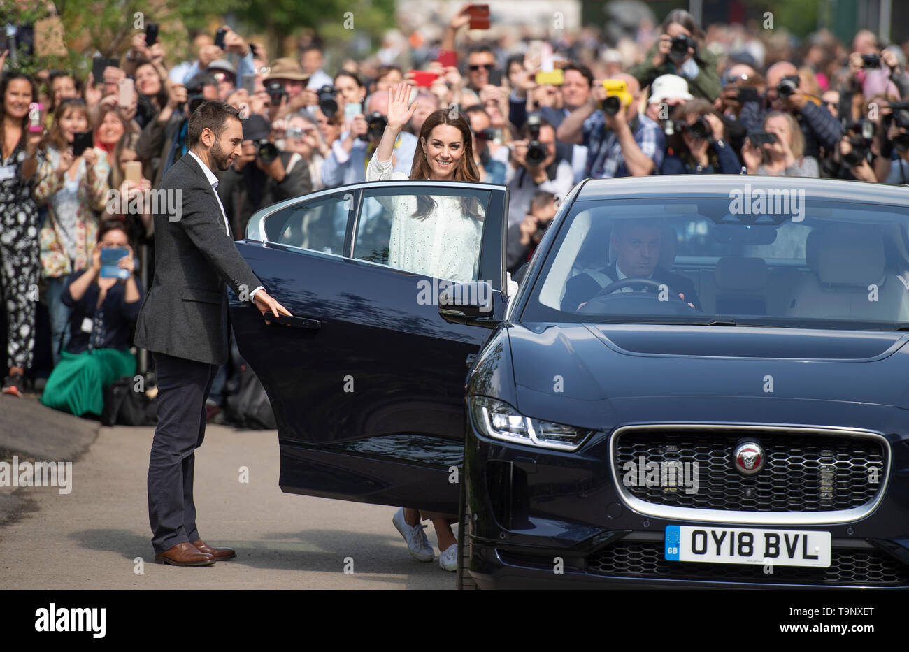 Royal Hospital Chelsea, London, UK. 20 mai 2019. Son Altesse Royale la duchesse de Cambridge quitte après les visites de son jardin, conçu avec Andrée Davies et Adam White à la RHS Retour à la nature jardin au Chelsea Flower Show 2019. Credit : Malcolm Park/Alamy Live News. Banque D'Images