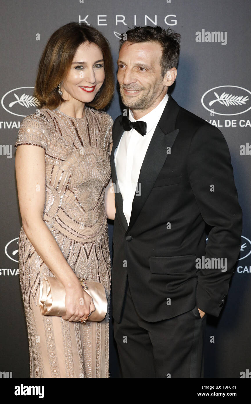 Elsa Zylberstein et Mathieu Kassovitz au Festival du Film de Cannes et Kering Dîner officiel au cours de la 72e édition du Festival de Cannes à la place de la Castre le 19 mai 2019 à Cannes, France | dans le monde entier Banque D'Images
