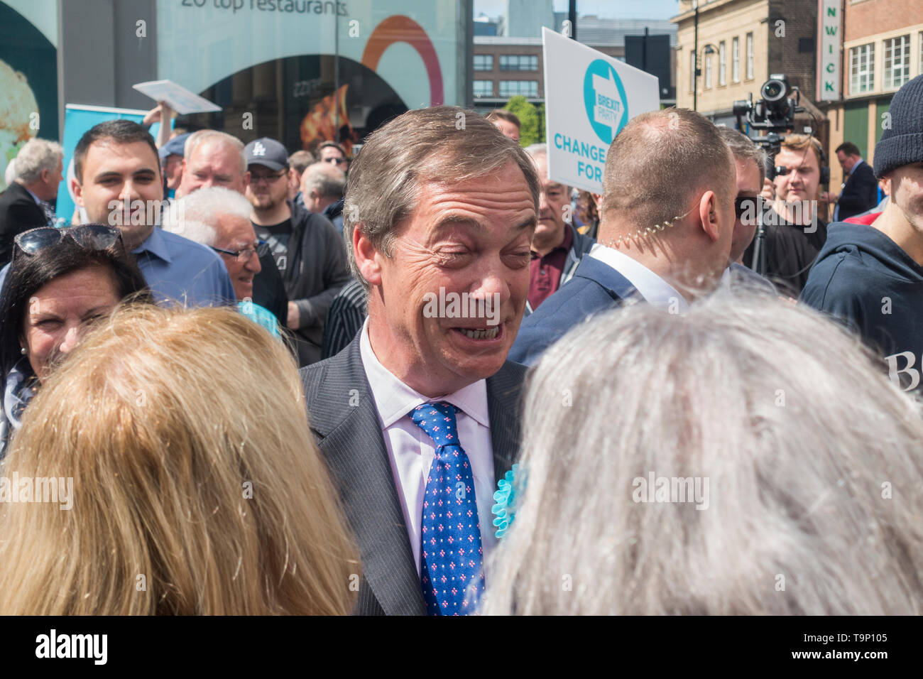 Newcastle Upon Tyne, au Royaume-Uni. 20 mai 2019. UK. Nigel Farage s'entretient pour les supporters et les membres du public minutes avant d'avoir un lait frappé versait sur lui alors qu'il faisait campagne pour la partie Brexit en centre-ville de Newcastle. Credit : Alan Dawson/Alamy Live News Banque D'Images