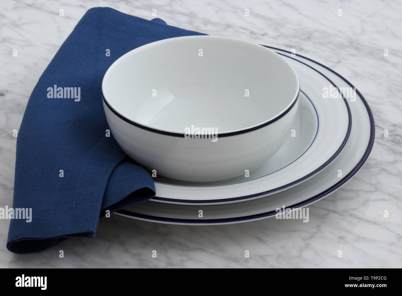 Vaisselle en porcelaine blanche avec classique bleu en bordure d'un produit de base dans les brasseries et bistrots parisiens Banque D'Images