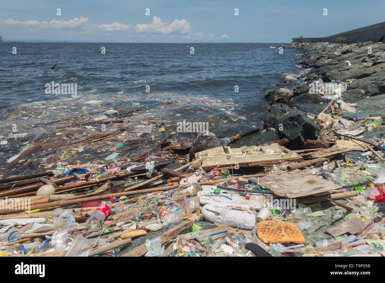 Manille, Philippines - 18 mai, 2019 : Ocean pollution plastique dans la baie de Manille shore Banque D'Images