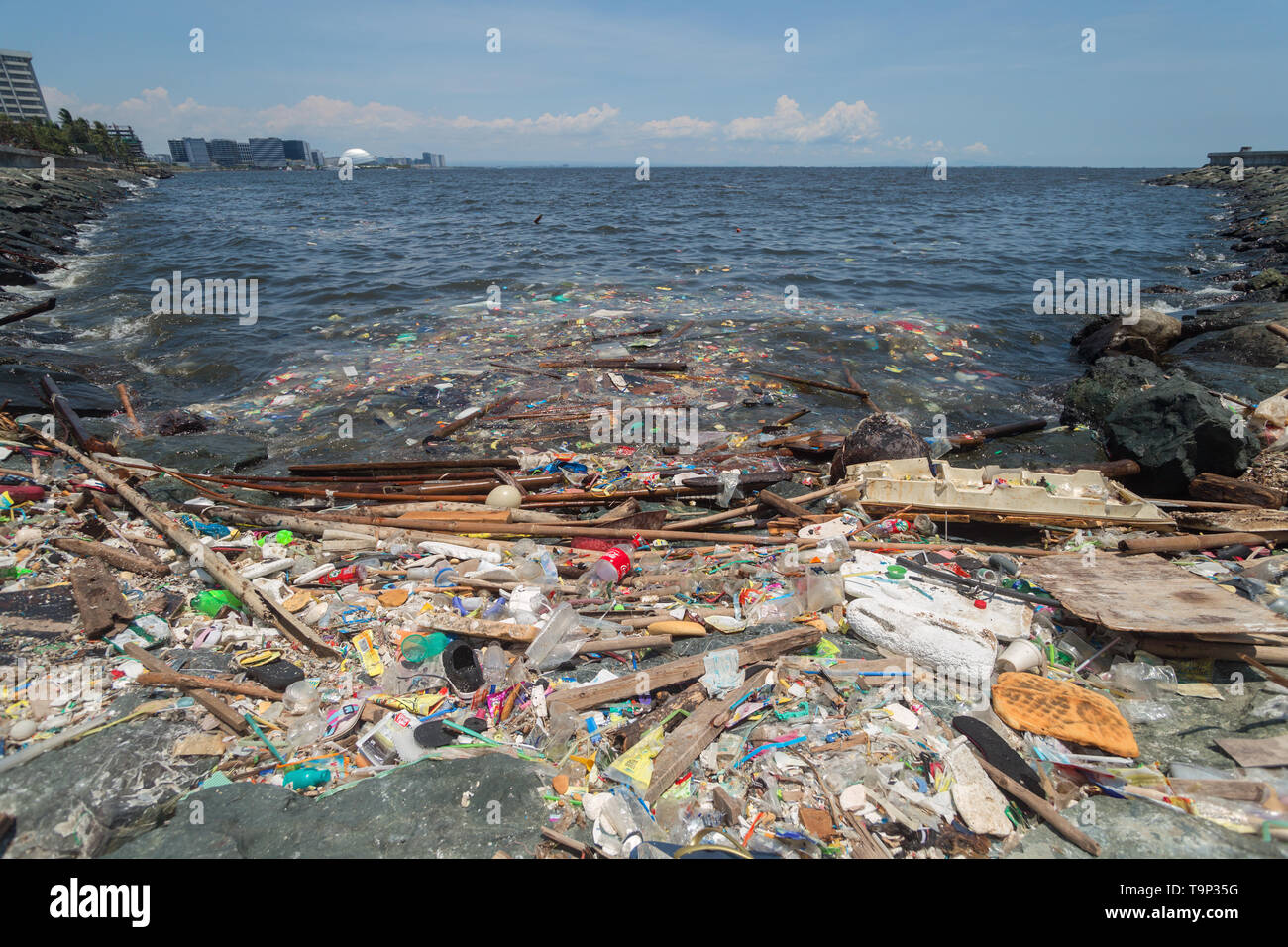 Manille, Philippines - 18 mai, 2019 : Ocean pollution plastique dans la baie de Manille shore Banque D'Images