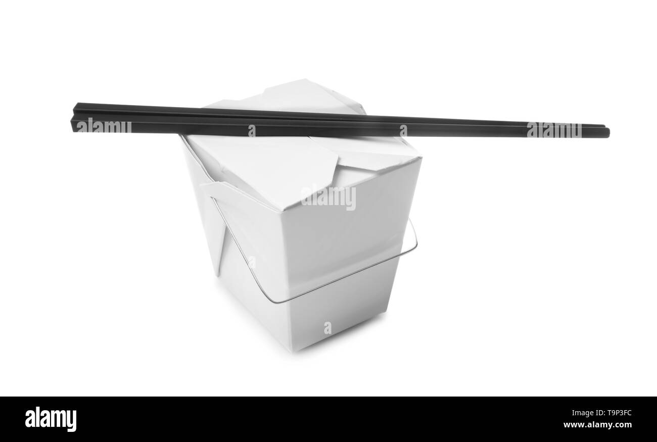 Boîte à emporter avec de la nourriture chinoise et baguettes sur fond blanc Banque D'Images