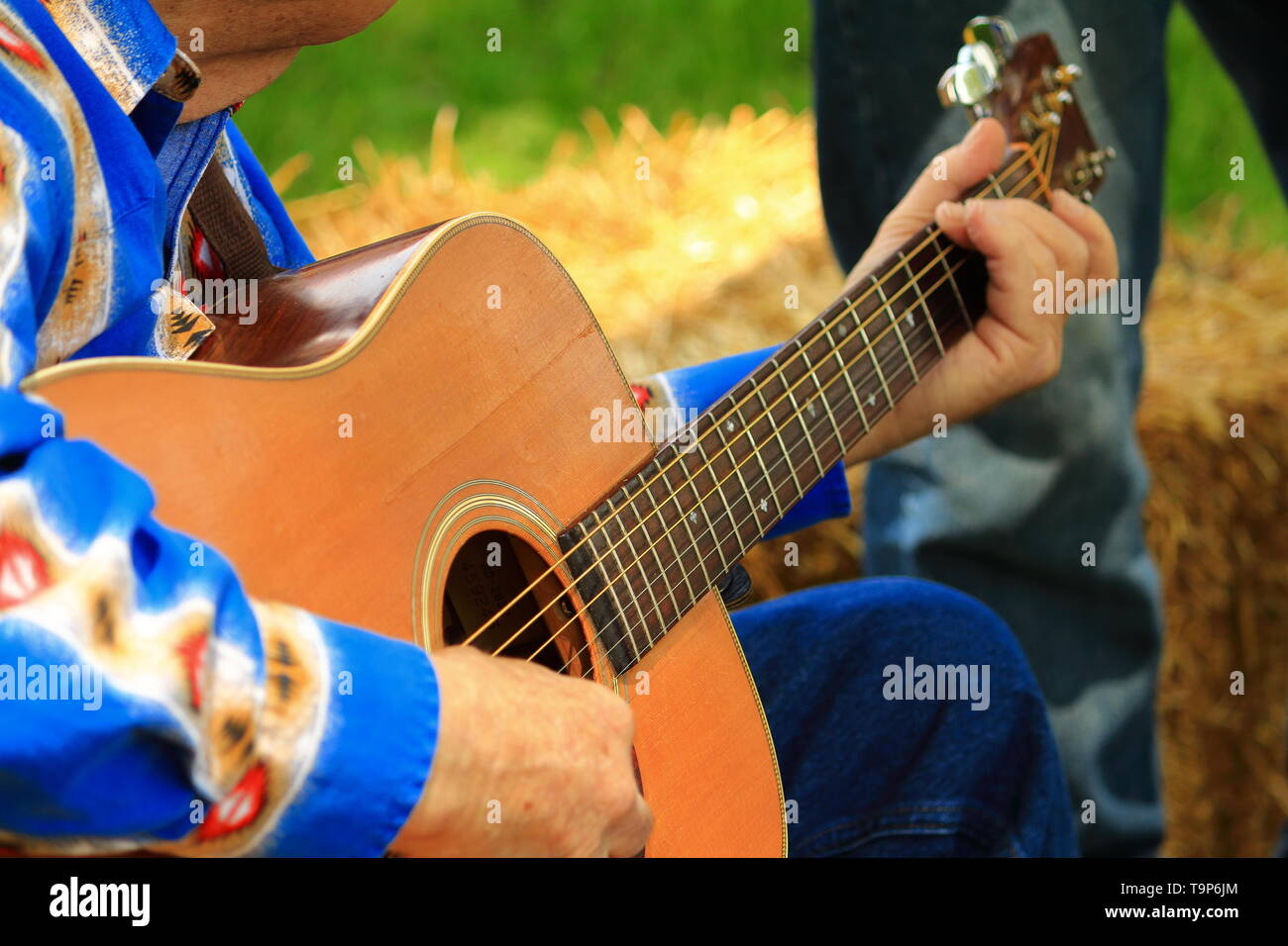 Le guitariste jouant la musique bluegrass Banque D'Images