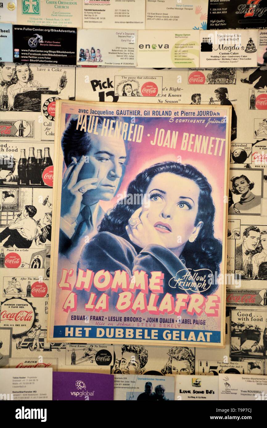 La reproduction de l'affiche de film film 19448 L'HOMME A Le Balafre avec Joan Bennett et Paul Henreid en espagnol et en anglais affiche dans le dîner Restaurant Banque D'Images