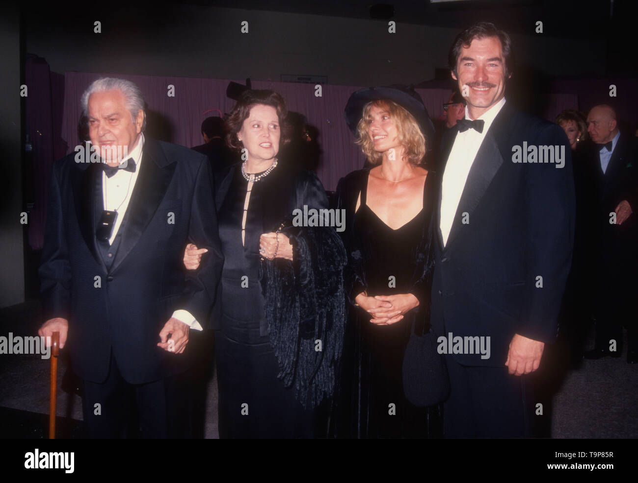 Westwood, Californie, USA 19 avril 1994 Producteur Albert R. Broccoli, aka Cubby Broccoli, épouse Dana Broccoli, l'actrice Maryam d'Abo et l'acteur Timothy Dalton assister à 70e anniversaire pour Henry Mancini le 19 avril 1994 à Pauley Pavilion de l'UCLA à Westwood, Californie, USA. Photo de Barry King/Alamy Stock Photo Banque D'Images