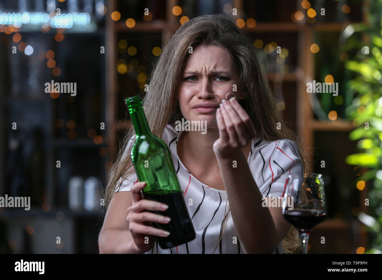 Femme déprimée après le divorce de boire de l'alcool en bar Photo Stock -  Alamy