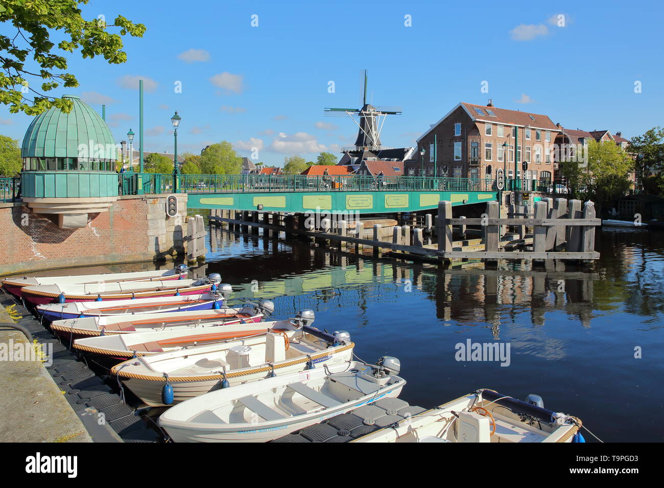 HAARLEM, Pays-Bas - 13 MAI 2019 Catharijnebrug : Pont sur la rivière Spaarne avec Molen De Adriaan moulin en arrière-plan et l'amarrage des bateaux Banque D'Images