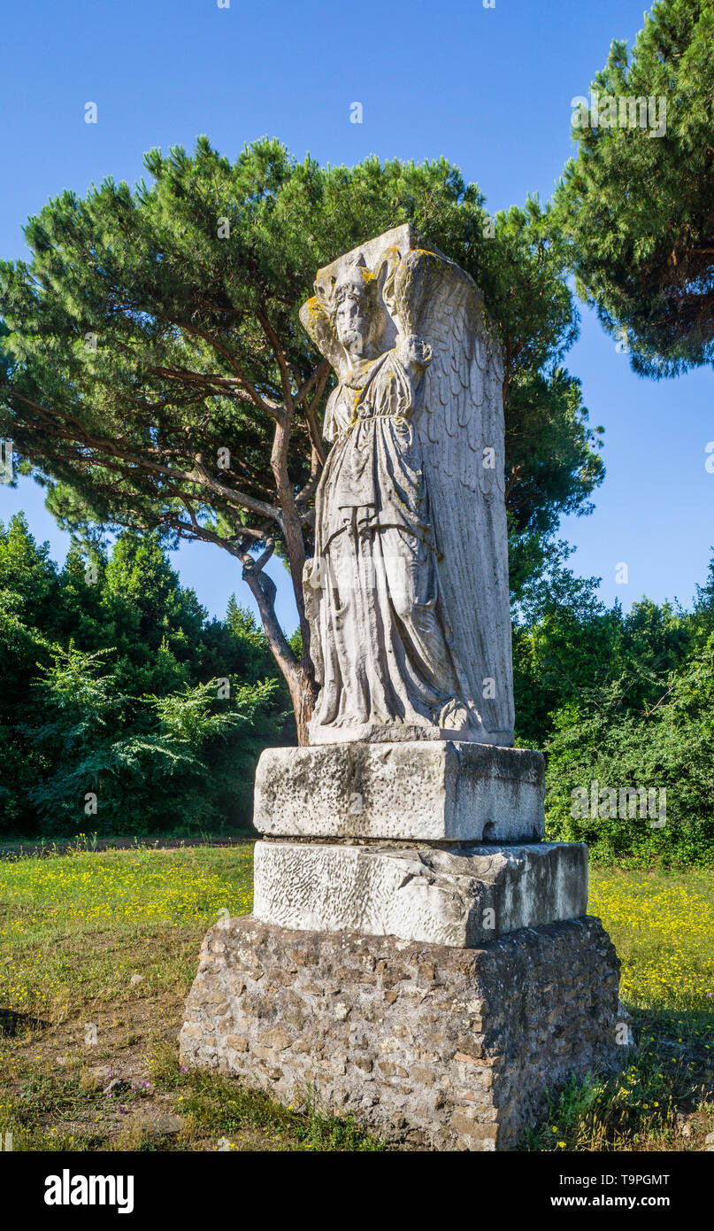 Statue de Minerve Victrix (Minerva comme victoire) dénommé déesse ailée d'Ostia à Piazzale della Vittoria à le site archéologique de la Roma Banque D'Images