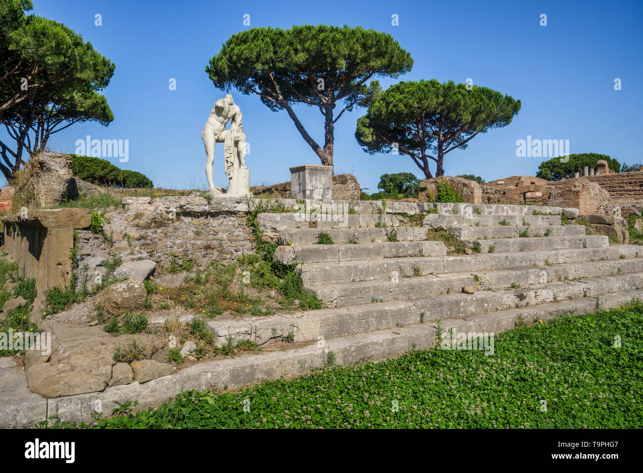 Statue en marbre dédié à Hercules à Tempio di Ercole, le Temple d'Hercule, site archéologique de la ville romaine d'Ostia Antica, l'ancie Banque D'Images