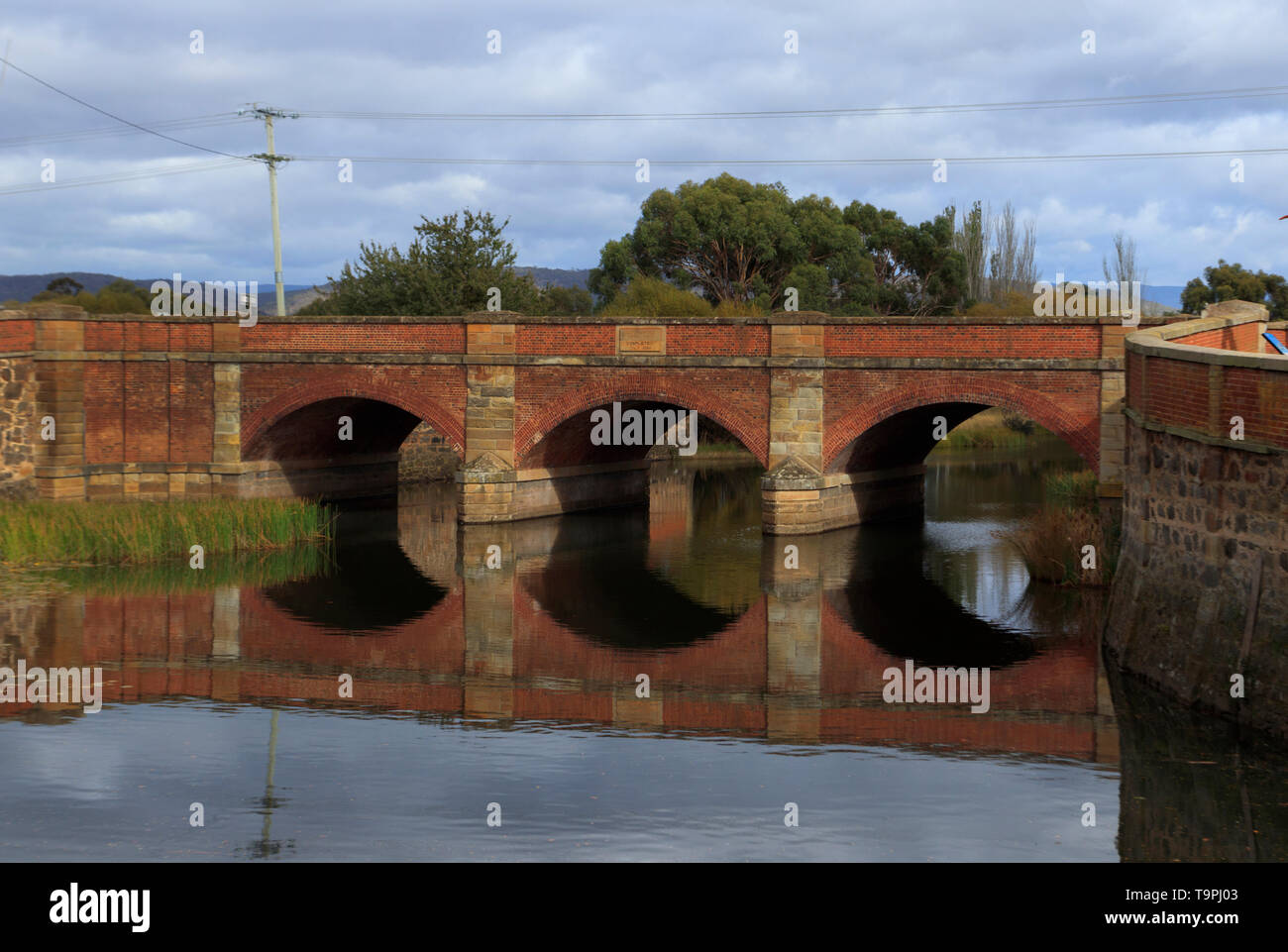 Pont rouge qui traverse la rivière Elizabeth à Campbell Town dans les Midlands Tasmanie Australie district a été construit par main-d'œuvre pénale et terminé en Banque D'Images