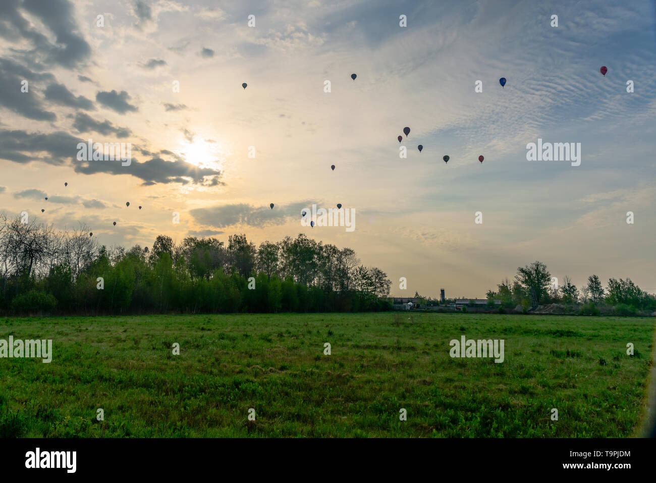 Krosno, Pologne, le 4 mai 2019 : Hot Air Balloon Championship de Pologne et la montagne. La concurrence de ballon Le vol du matin. Banque D'Images