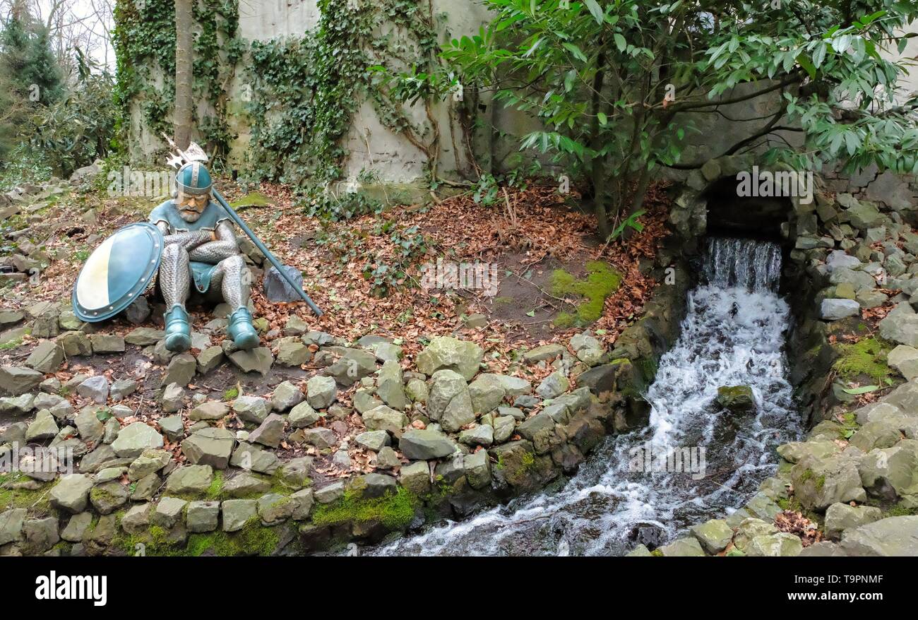 Chevalier assis près de un ruisseau avec une cascade derrière château dans le parc à thème Efteling Kaatsheuvel, Duiksehoef, Pays-Bas Banque D'Images