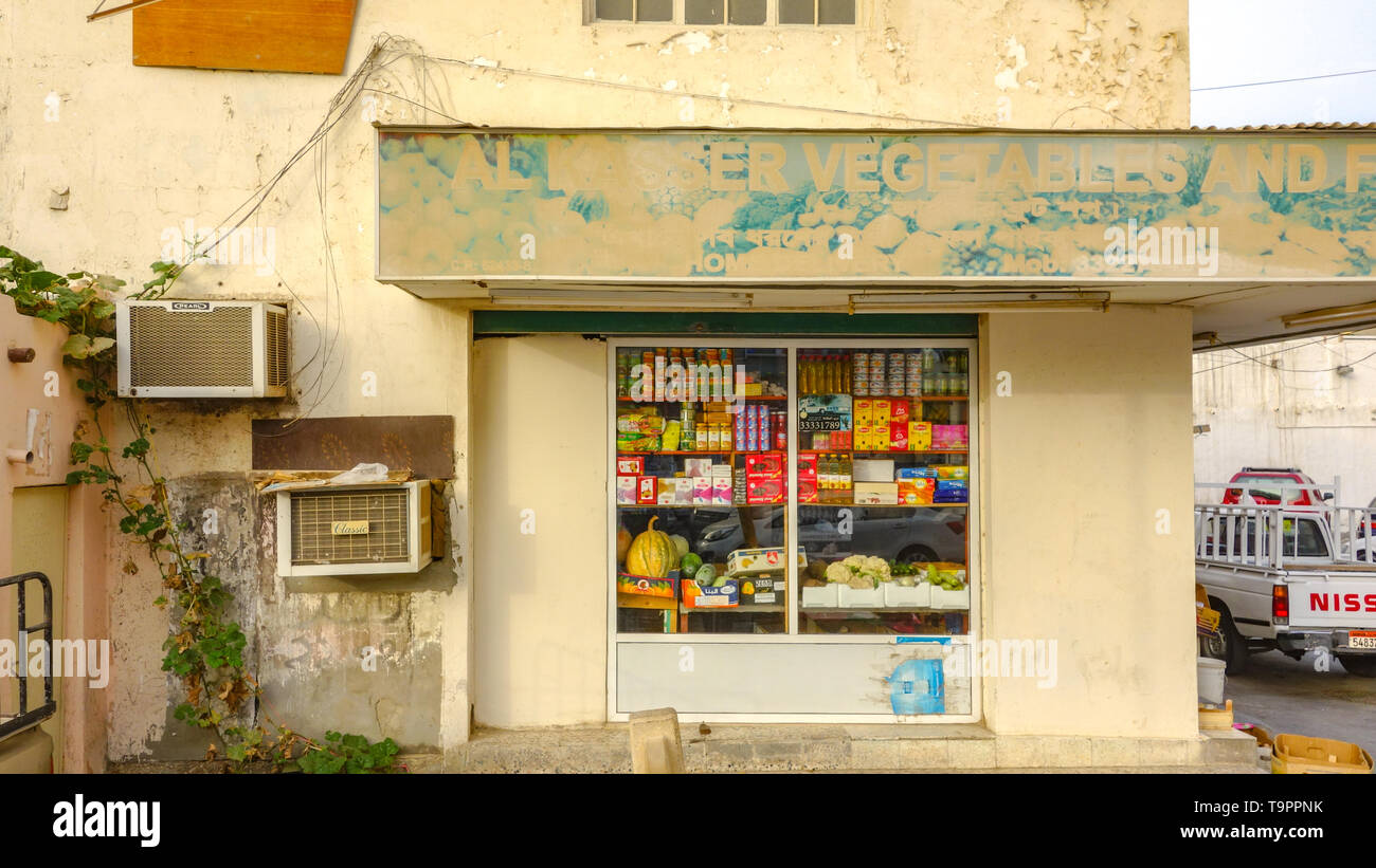 MUHARRAQ, BARHAIN - le 24 avril 2015 : magasin d'alimentation générale d'un quartier traditionnel, prise le matin Banque D'Images