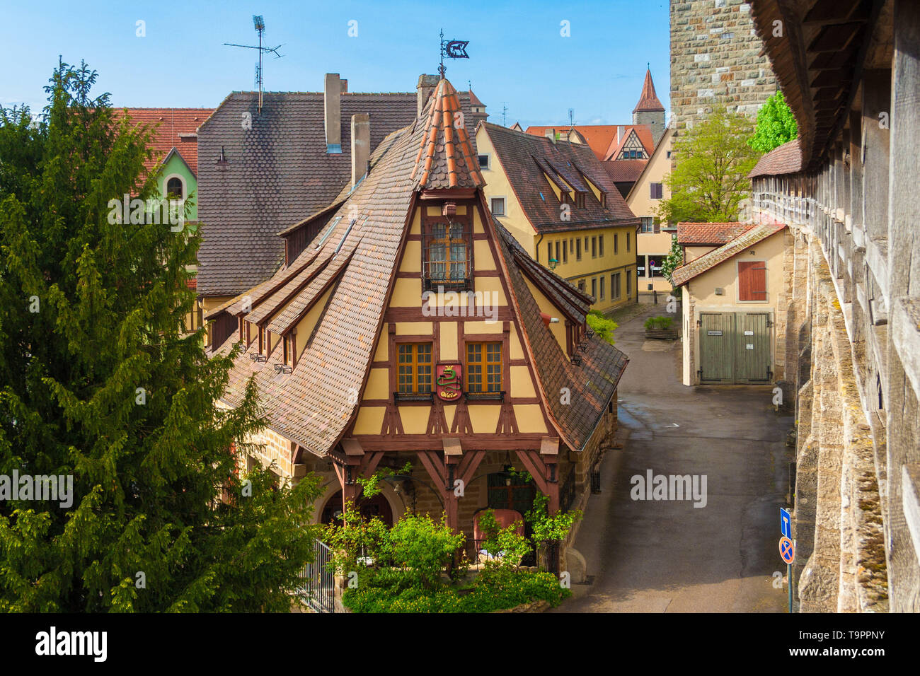 Très belle vue de l'ancienne forge (Gerlachschmiede) avec sa gracieuse gable, jolie et dynamique windows armoiries dans Rothenburg ob der Tauber à côté de la... Banque D'Images