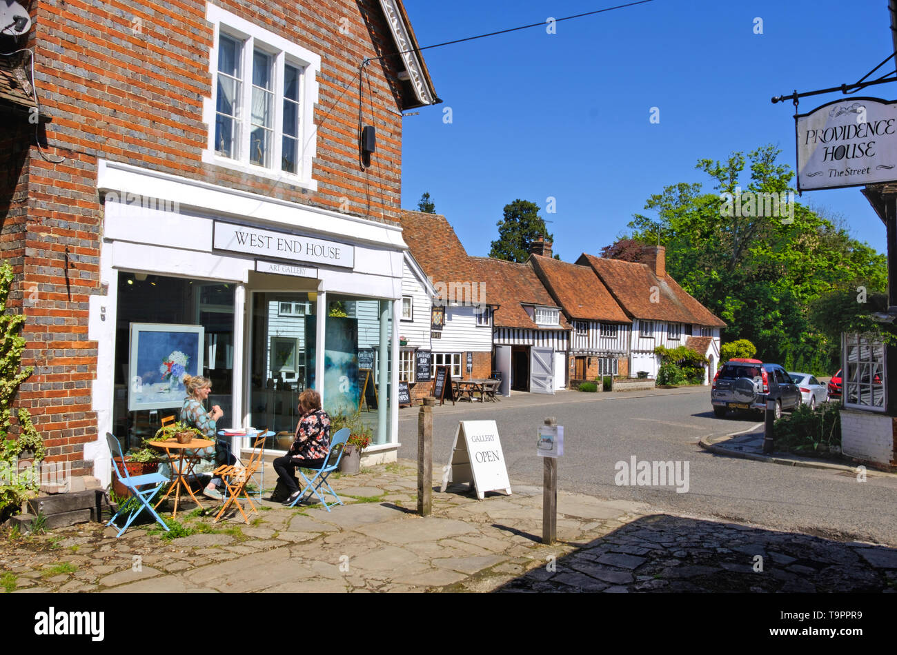 Smarden Village, Kent, Royaume-Uni, avec une galerie d'art et des cottages et maisons Tudor pittoresques Banque D'Images