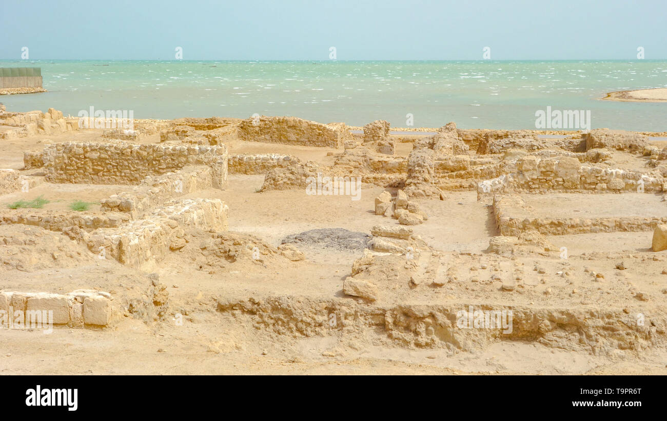Des fouilles archéologiques d'un vieux fort et le golfe Persique, dans l'arrière-plan, Qal'at al-Bahreïn Banque D'Images