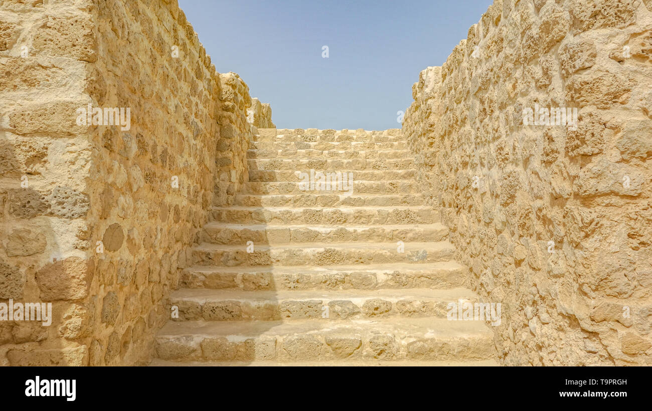 Escalier avec des blocs de calcaire, Qalat al Fort, Qal'at al-Bahreïn Banque D'Images