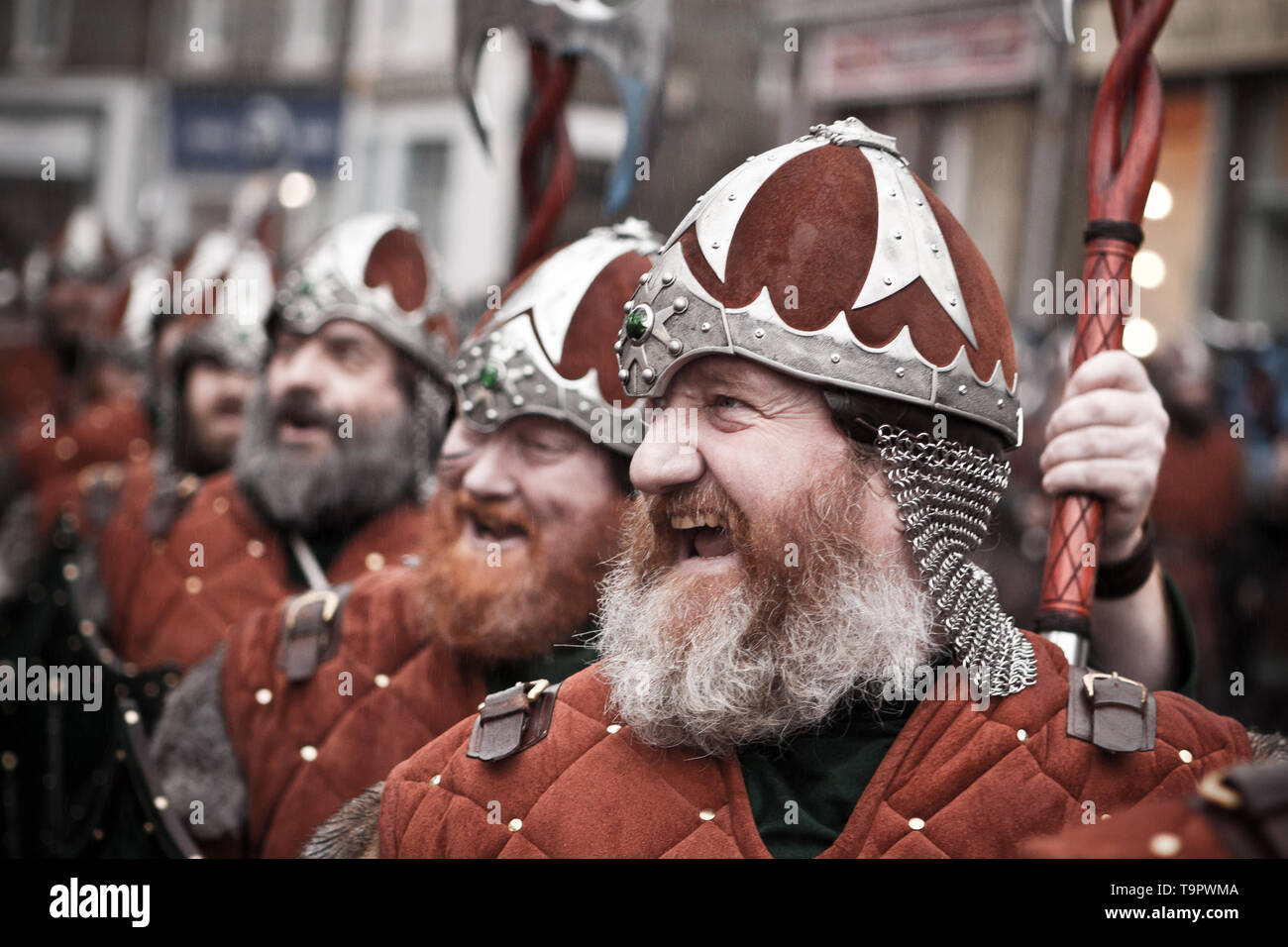 En 2015 Helly Aa Jarl Squad marchant dans les rues de Lerwick sur Up Helly Aa 24. Up Helly Aa est un viking fire festival unique à l'Isl Shetland Banque D'Images