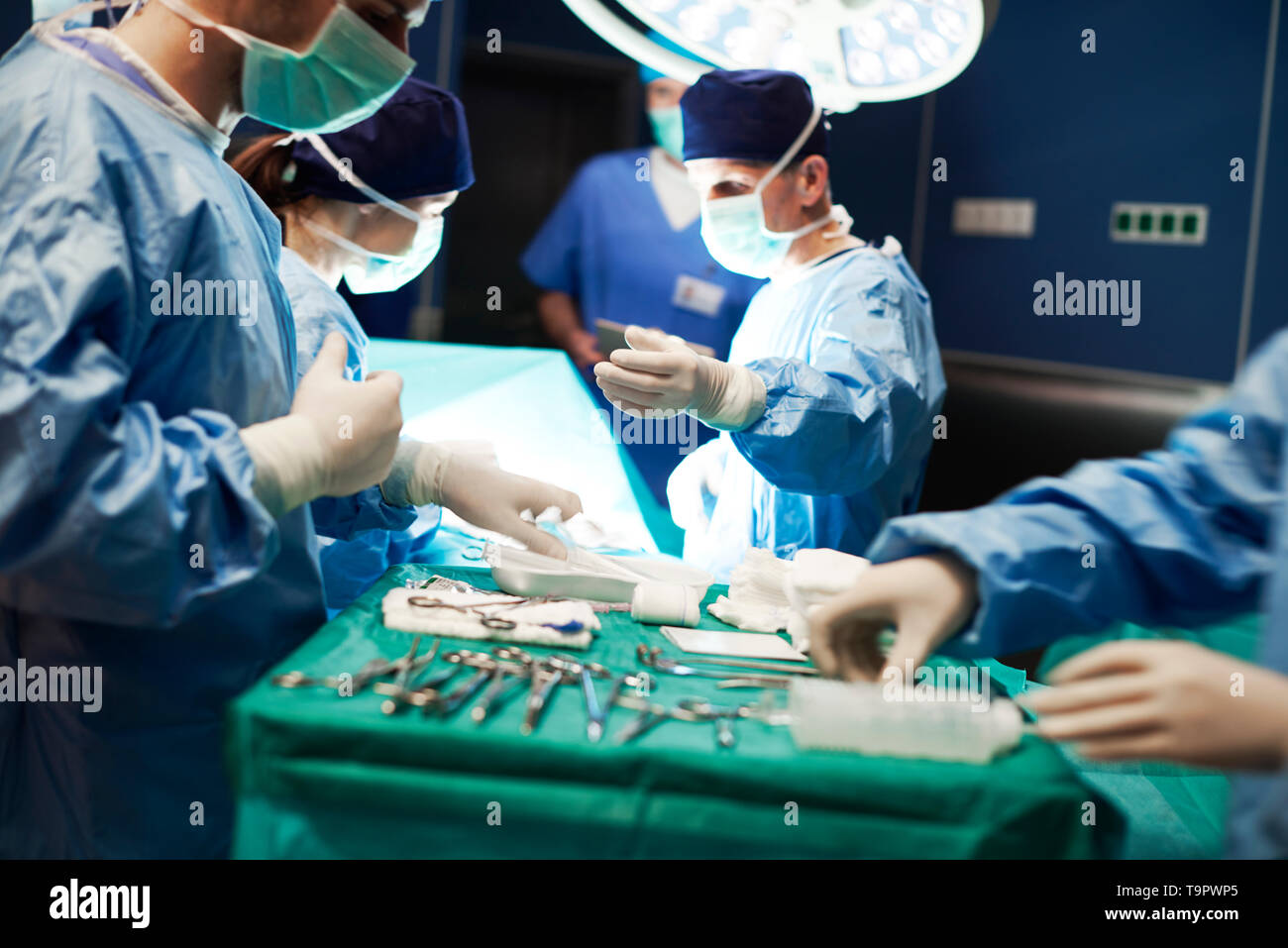 En passant, les chirurgiens de base de matériel chirurgical à l'autre Banque D'Images