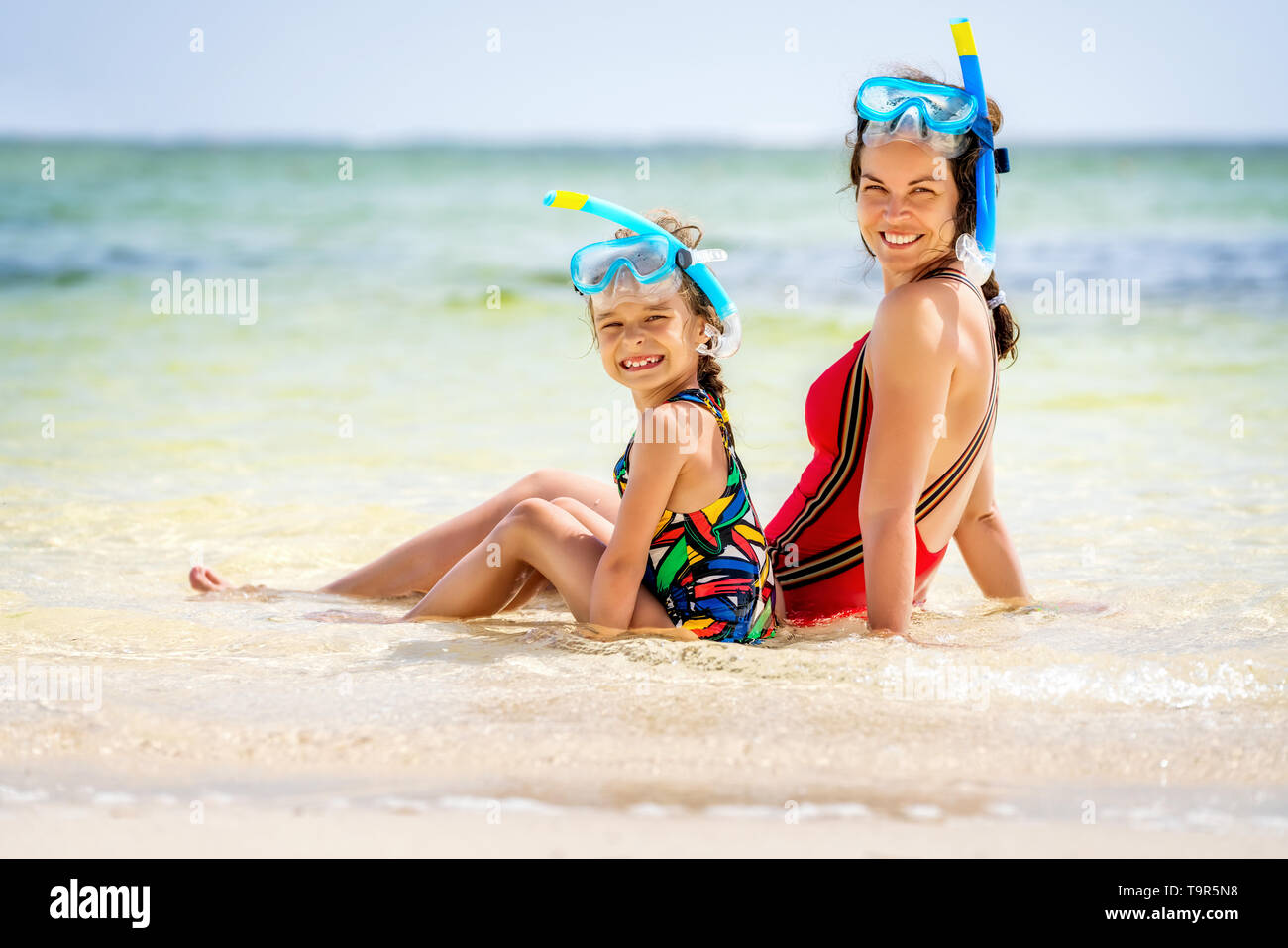 Jeune mère et fille profiter de la plage en République Dominicaine Banque D'Images