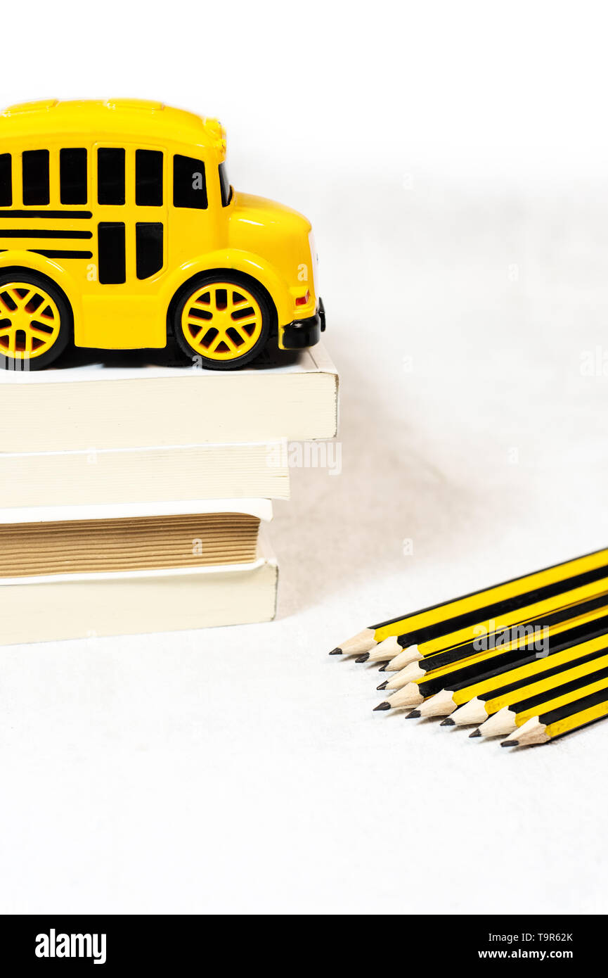 Retour à l'école en autobus scolaire concept avec toy, livres Banque D'Images