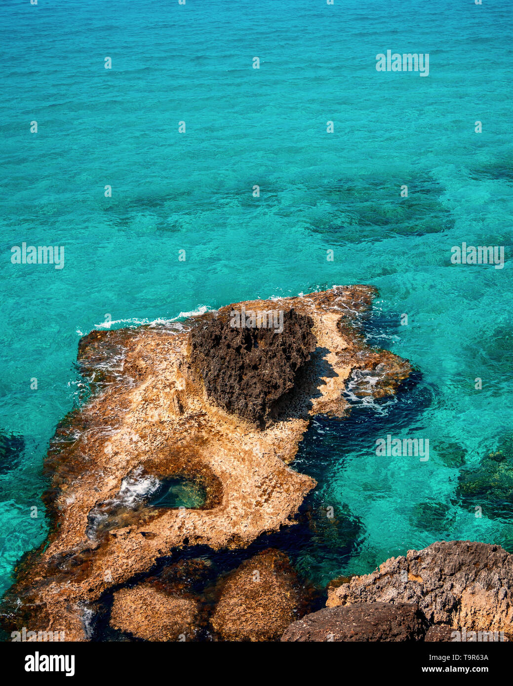 L'assainissement de l'eau turquoise et bleu ciel en Ayia Napa touristique célèbre, Paralimni, Chypre sur une journée ensoleillée avec de superbes formations rocheuses et falaises. Banque D'Images