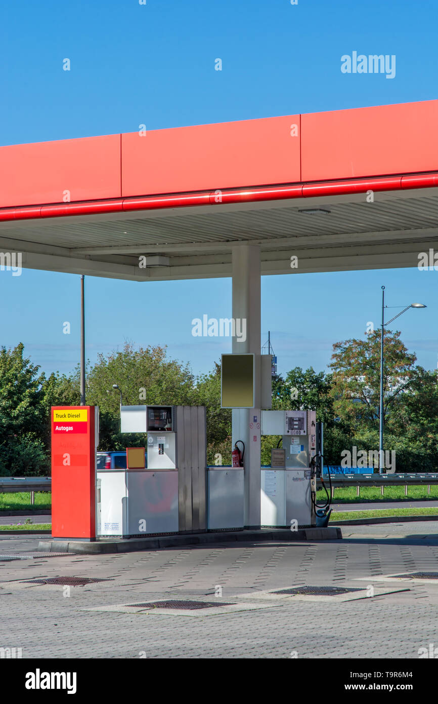 Station privée sans nom vu de la voie publique Banque D'Images