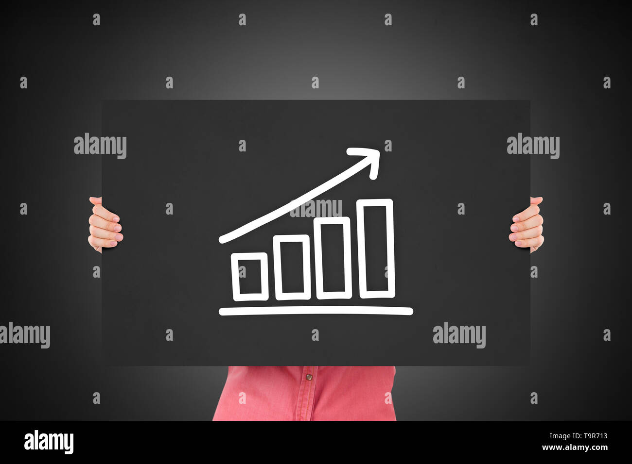 Hand holding tableau noir, tableau financier résultat d'analyse statistique  des flèches sur fond sombre Photo Stock - Alamy