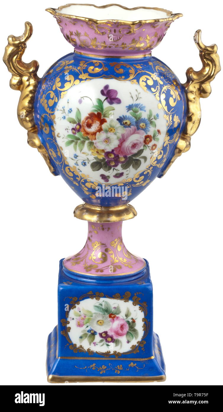 Un magnifique vase, manufacture privée russe, du milieu du xixe siècle, blanc et bleu couleur lilas, porcelaine émaillée. Peint abondamment avec de très fines et de couleur golden flower décoration. Hauteur 27 cm. Très bon état et la qualité intacte., historique, historique du 19e siècle, Additional-Rights Clearance-Info-Not-Available- Banque D'Images