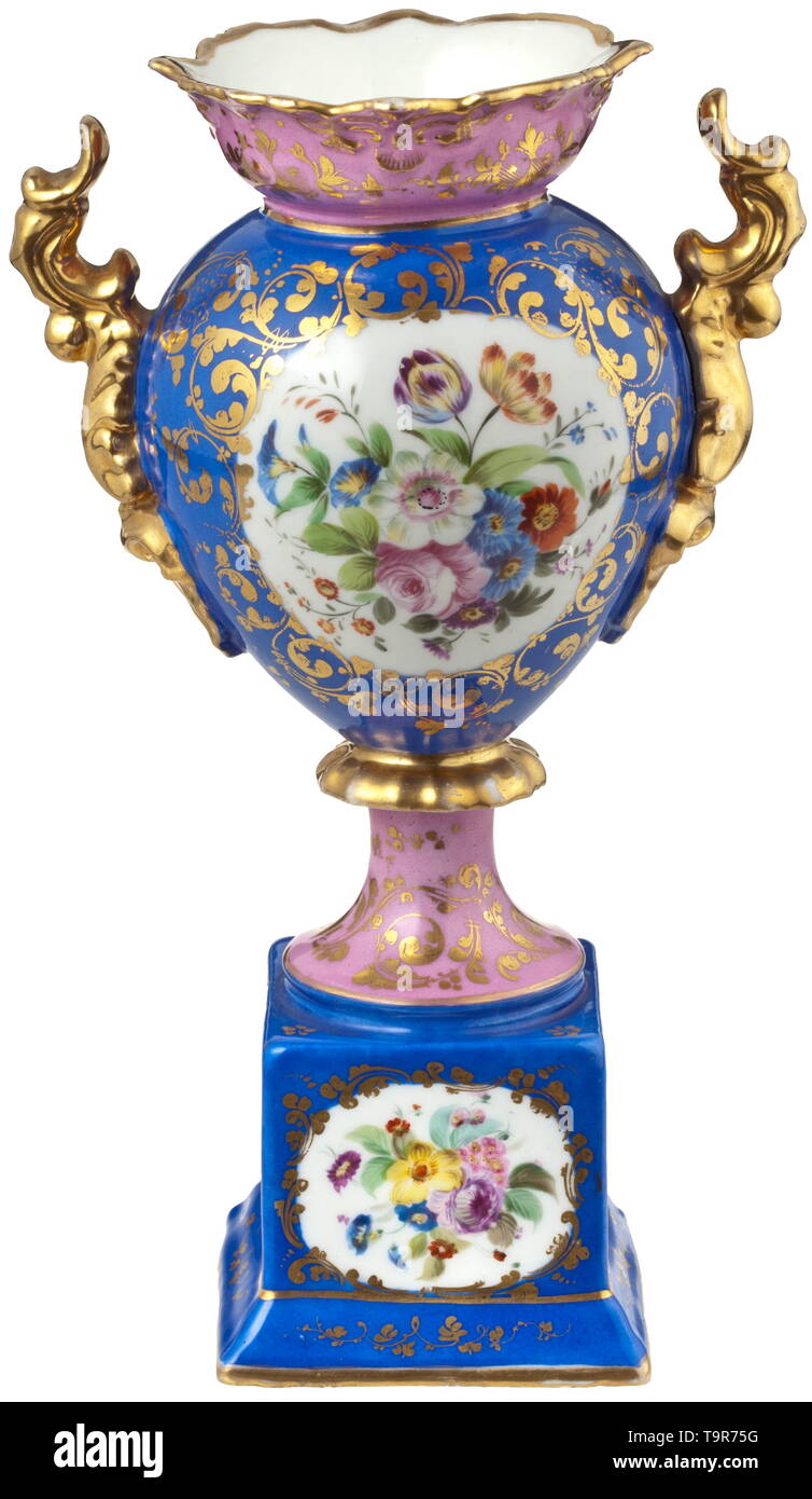 Un magnifique vase, manufacture privée russe, du milieu du xixe siècle, blanc et bleu couleur lilas, porcelaine émaillée. Peint abondamment avec de très fines et de couleur golden flower décoration. Hauteur 27 cm. Très bon état et la qualité intacte., historique, historique du 19e siècle, Additional-Rights Clearance-Info-Not-Available- Banque D'Images