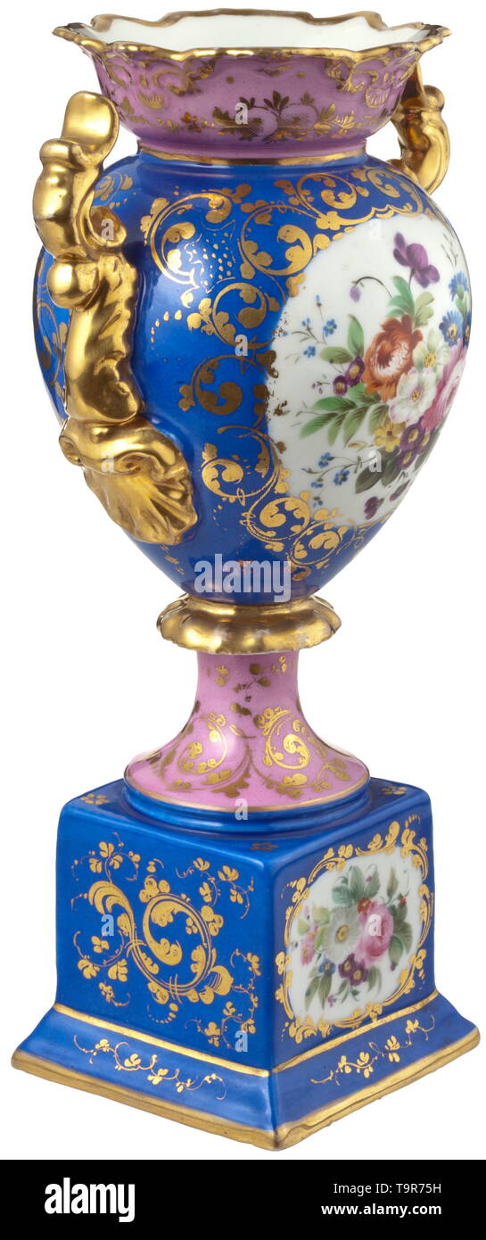 Un magnifique vase, manufacture privée russe, du milieu du xixe siècle, blanc et bleu couleur lilas, porcelaine émaillée. Peint abondamment avec de très fines et de couleur golden flower décoration. Hauteur 27 cm. Très bon état et la qualité intacte., historique, historique du 19e siècle, Additional-Rights Clearance-Info-Not-Available- Banque D'Images