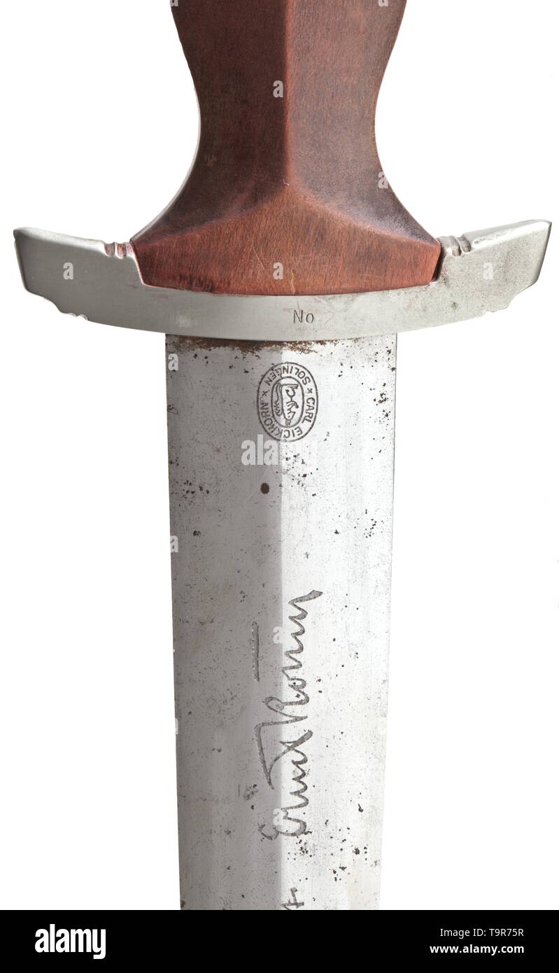 Une dague de M 33, Carl Eickhorn Solingen, avec dévouement, Röhm lame en bon état, gravé avec une devise, sur l'autre face du logo du fabricant et le dévouement gravé dans 'herzlicher Kameradschaft Ernst Röhm' (tr. Dans 'Camaraderie sincère'). Raccords grip Nickel silver, le poing quillons 'Non' pour le groupe de sa mer du Nord. Poignée en bois brun avec incrusté nickel silver eagle et émaillé SA emblème. Des signes de l'âge et l'utilisation. Environ 35 cm de longueur. Certificat inclus. Historique Historique, rare., 20e siècle, années 1930, années 1940, bataillon de tempête, les gardes impériaux, armés et, Editorial-Use-seulement Banque D'Images