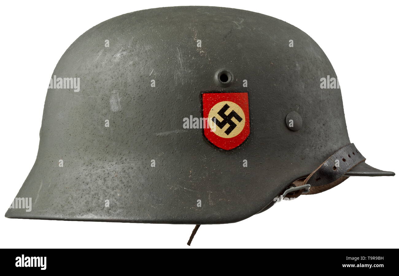 Un casque d'acier M 40 pour les membres des divisions de la police de l'exemple personnel de Karl Hauptwachtmeister Fürnstein-Champ en acier gris crâne peint en camouflage rugueux, les deux emblèmes parfaitement intact, l'intérieur avec 'ET Maker's Mark64' (Thale Iron Works), bureau d'achat d'une marque d'acceptation de la Couronne, d'un revêtement interne complet avec jugulaire historique., historique, 20e siècle, Additional-Rights Clearance-Info-Not-Available- Banque D'Images